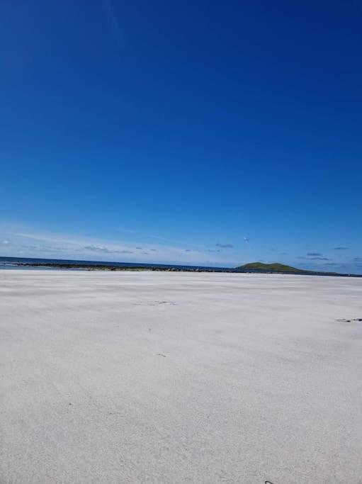 Villa Loch An Eilean Pod Isle Of South Uist Pollachara Exterior foto